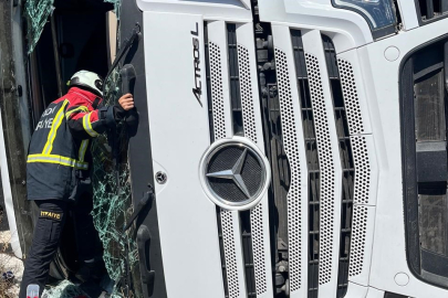 Aydın'da sürücüsünün direksiyon hakimiyetini kaybettiği tır devrildi: 1 yaralı