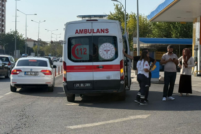 Diyarbakır'da ambulans kazaya karıştı, sağlıkçılar muhabirin görevini engelledi