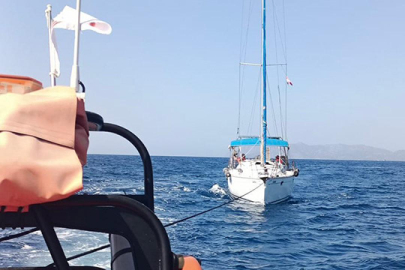 Fethiye açıklarında sürüklenen teknedeki 2 kişi kurtarıldı