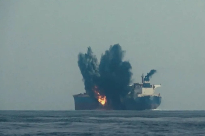 Husiler Kızıldeniz’de İsrail tankerini balistik füzeyle hedef aldı