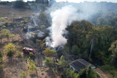 İstanbul Arnavutköy’de çayırlık alanda çıkan yangın evlere ve ormana sıçradı