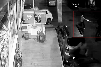 İstanbul Eyüpsultan’da 20 yaşındaki gencin sokak ortasında silahla vurularak öldürüldüğü anlar kamerada