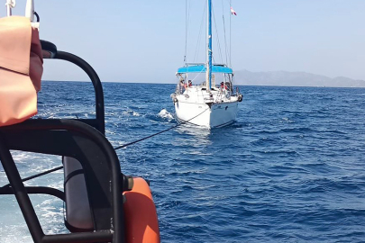 Muğla'da Fethiye açıklarında arızalanan yelkenli tekne kurtarıldı