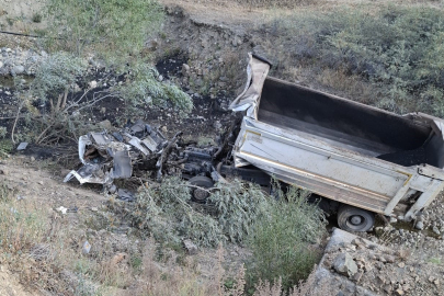 Erzurum'da kamyon şarampole uçtu: Sürücü ağır yaralı