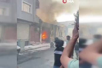 İstanbul Bağcılar’da oto tamirhanesinde çıkan yangında 4 kişi dumandan etkilendi