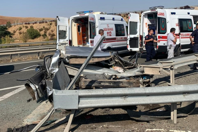 Kırıkkale'de bariyerlere çarpan otomobil hurdaya döndü: 5 yaralı