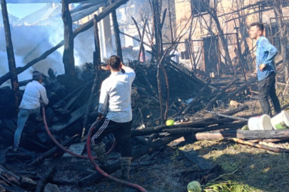 Kütahya'da otomobil patladı, çıkan yangında 3 ev kül oldu