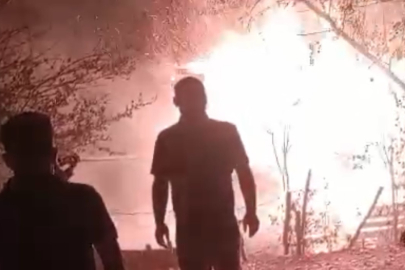 Tokat'ta yanan samanlık geceyi aydınlattı