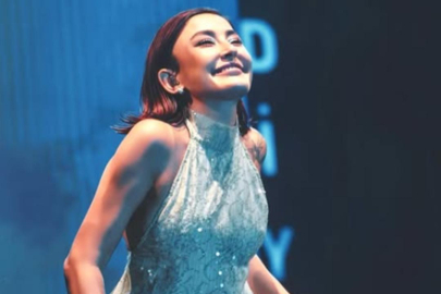 AK Partili isimden Melek Mosso'ya skandal sözler! 'Giyinmeden inmiş galiba o bayan'