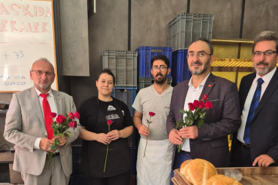 Bursa'da Mevlit Kandilini gül dağıtarak kutladılar