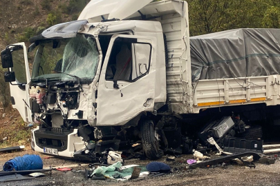 Gümüşhane'de kamyonlar kafa kafaya çarpıştı: 1 ağır yaralı