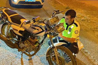 Aksaray'da kazaya karışan plakasız motosiklet trafikten men edildi