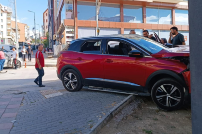 Ankara'da iki otomobilin çarpıştığı kaza paniğe neden oldu