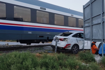 Aydın'da yolcu treni otomobile çarptı: 1 yaralı