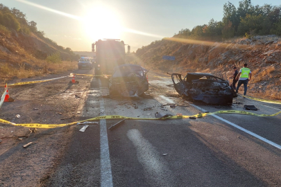 Karabük'te kafa kafaya çarpışan iki otomobil alev aldı: 3 ölü, 5 yaralı