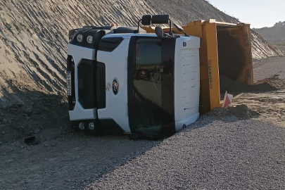 Manisa'da park halindeki kamyon hareket edip devrildi
