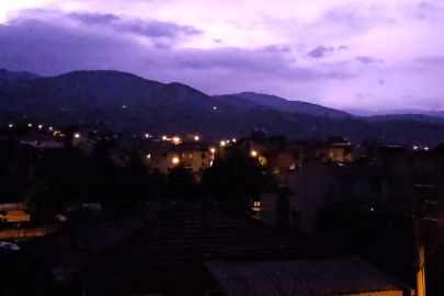 Depremin vurduğu Balıkesir Sındırgı'da aylar sonra yağmur yağdı