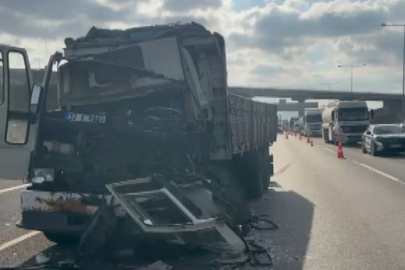 İstanbul Kuzey Marmara Otoyolu'nda kamyon tıra çarptı: 1 yaralı