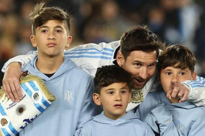 Lionel Messi Arjantin'e gözyaşlarıyla veda etti