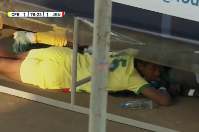 Yeşil sahalarda ilginç olay! 22 futbolcu aynı anda yere yattı...