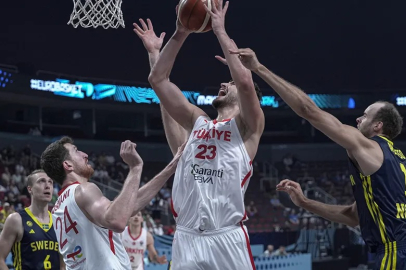 12 Dev Adam çeyrek finalde: EuroBasket 2025'te namağlup yola devam!