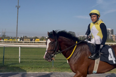 Bursa Hipodromu'nda ilginç an: Yaralanan jokeyin yerine yarışan arkadaşı birinci oldu