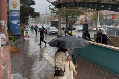 Bursa’da yağmur sevinci! Gençler yağmurun altında dans etti...
