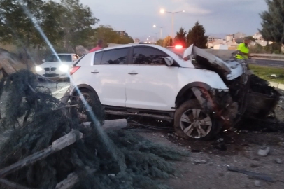 Nevşehir'de aydınlatma direği otomobilin üzerine düştü: 2 yaralı