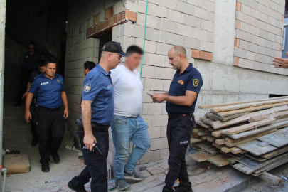 Aydın'da çatıya çıkan şahsı ekipler ikna edip indirdi