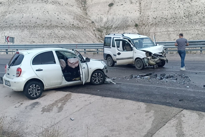 Sivas’ta iki araç kafa kafaya çarpıştı: 4 yaralı