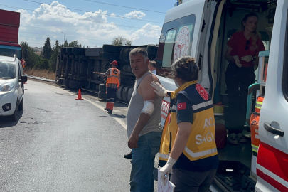 Tekirdağ Çorlu'da virajı alamayan tır devrildi