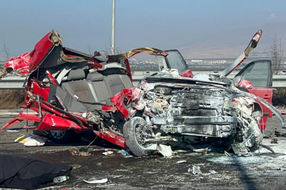 Niğde'de otomobil tıra arkadan çarptı: 2 ölü, 3 yaralı