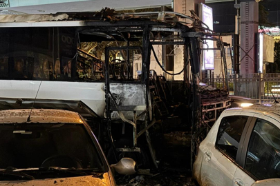 Şişli'de seyir halindeki tur otobüsü yandı!