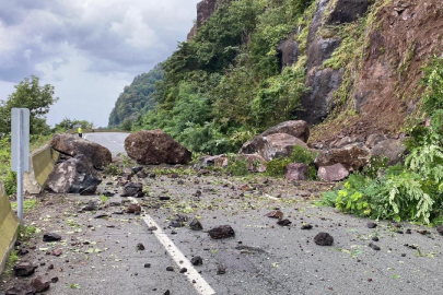 Artvin'de heyelan: Sahil yolu ulaşıma kapandı