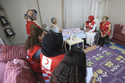 Kızılay gönüllüleri yaşlı ve engellilerin yalnızlığını paylaşıyor