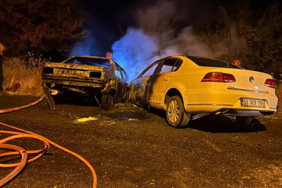 Nevşehir'de kafa kafaya çarpışan otomobiller alev aldı: 2 yaralı