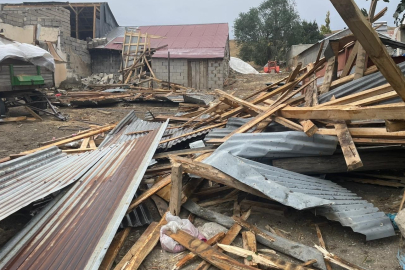 Ağrı'da fırtına çatıları uçurdu: 74 yapı zarar gördü