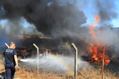 Antalya'da hurda araçların alev alev yandığı yangına kova ve hortumlarla müdahale ettiler