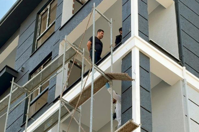 İnşaatta boya yapan işçi, 4'üncü kattan düşüp öldü