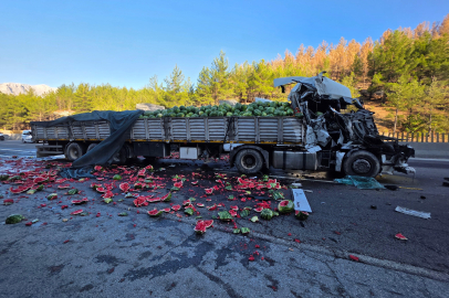 Adana'da karpuz yüklü tır otoyolda devrildi