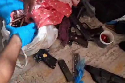 Sakarya'da ev değil cephanelik: Uzun namlulu silahlar, tabancalar, binlerce mermi ele geçirildi