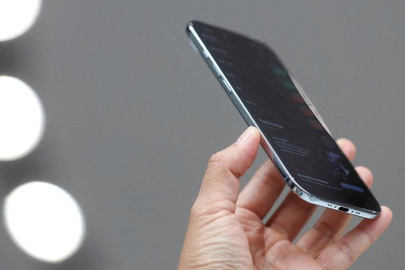 Cep telefonlarında yeni dönem! iPhone bunu ilk kez yaptı: Sim kartlar tarihe mi karışıyor?