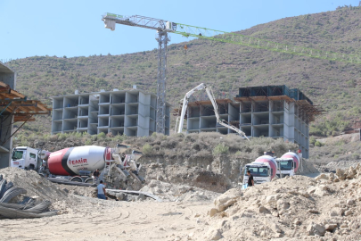 Hatay'da afet konutları ve ticaret merkezlerinin yapımı sürüyor