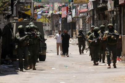 Katil İsrail ordusu Batı Şeria'da 6 kişiyi gözaltına aldı