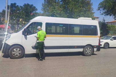 Manisa'da 2 okul servis aracı trafikten men edildi