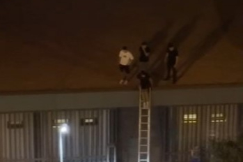 Mersin'de özel güvenlik görevlileri, konseri kaçak izleyen genci çatıdan aşağı attı