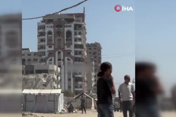 İsrail Gazze’de yerinden edilen Filistinlilerin kaldığı binayı vurdu