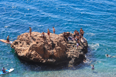 Yazın son günlerinde Antalya sahilleri doldu taştı