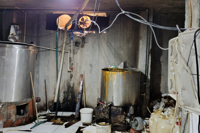 Ağrı'da ruhsatsız işletmede 5 ton 709 kilogram pekmez ele geçirildi