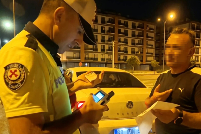 Aksaray'da cezaevinden izinli çıkıp alkollü halde çocuklarıyla trafiğe çıktı, yakalanınca polise beddua yağdırdı